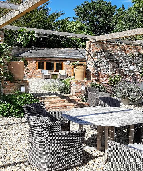 Self catering accommodation in a beautiful garden near the historic ridgeway
