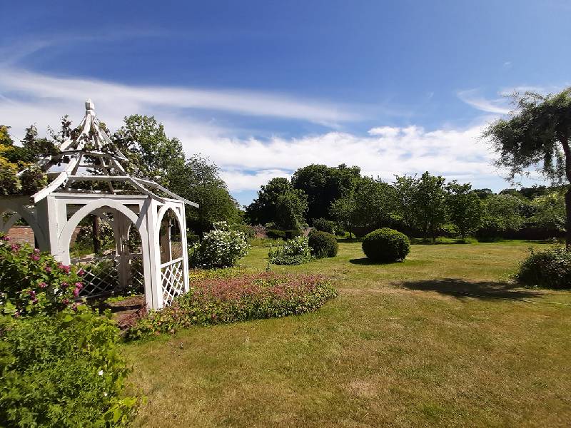 Self catering accommodation in a beautiful garden near the historic ridgeway